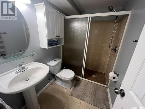 42 Laurentian Drive, Saskatoon, SK - Indoor Photo Showing Bathroom