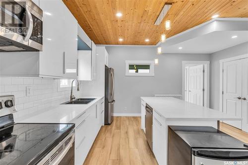 35 Ponderosa Trail N, Swift Current, SK - Indoor Photo Showing Kitchen With Double Sink With Upgraded Kitchen