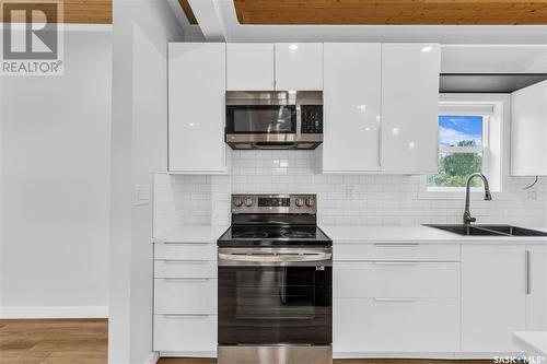 35 Ponderosa Trail N, Swift Current, SK - Indoor Photo Showing Kitchen With Double Sink With Upgraded Kitchen