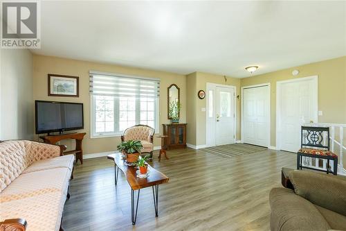 4700 Old Walnut Road, Brooke-Alvinston, ON - Indoor Photo Showing Living Room