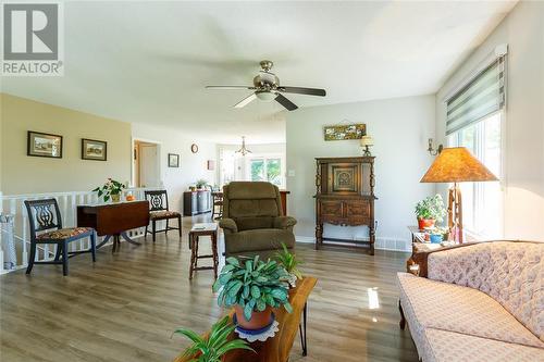 4700 Old Walnut Road, Brooke-Alvinston, ON - Indoor Photo Showing Living Room