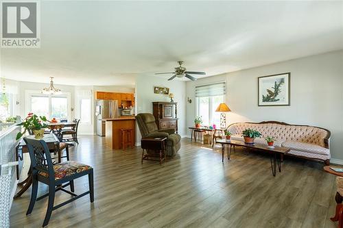 4700 Old Walnut Road, Brooke-Alvinston, ON - Indoor Photo Showing Living Room