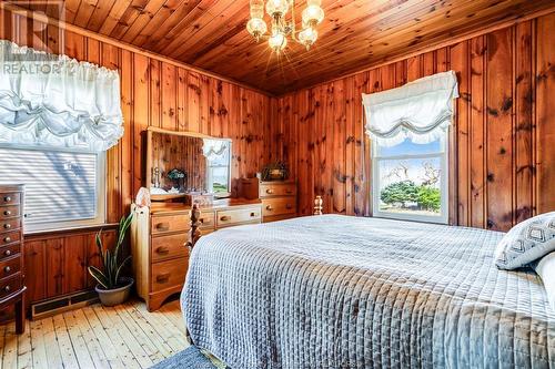 5058 St. Clair Road, Lakeshore, ON - Indoor Photo Showing Bedroom