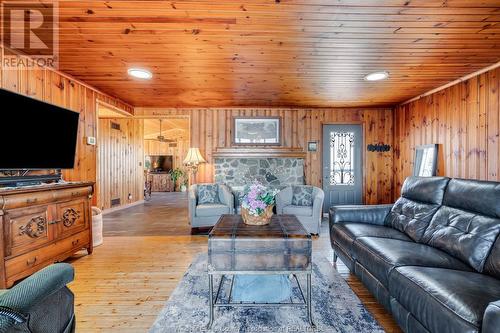 5058 St. Clair Road, Lakeshore, ON - Indoor Photo Showing Living Room