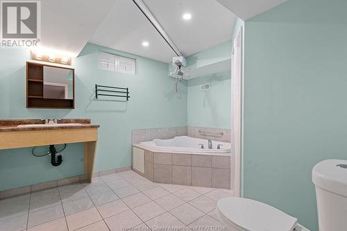 9585 Manitou Crescent, Windsor, ON - Indoor Photo Showing Bathroom