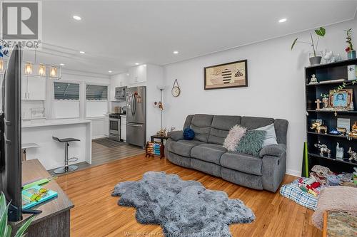 3245 Woodland, Windsor, ON - Indoor Photo Showing Living Room