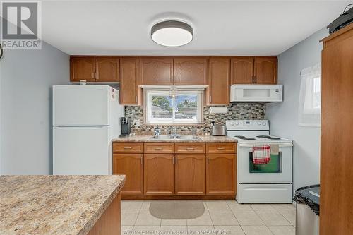 24 Robin Crescent, Lakeshore, ON - Indoor Photo Showing Kitchen With Double Sink