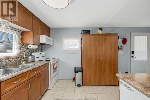 24 Robin Crescent, Lakeshore, ON - Indoor Photo Showing Kitchen With Double Sink