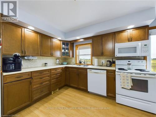 41666 Browntown Road, Morris-Turnberry, ON - Indoor Photo Showing Kitchen With Double Sink