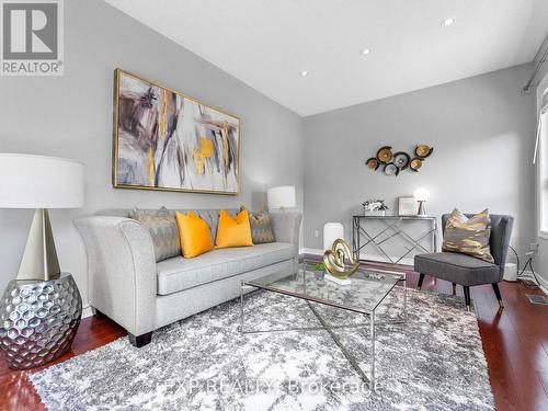 70 Brookhaven Crescent, Markham (Berczy), ON - Indoor Photo Showing Living Room