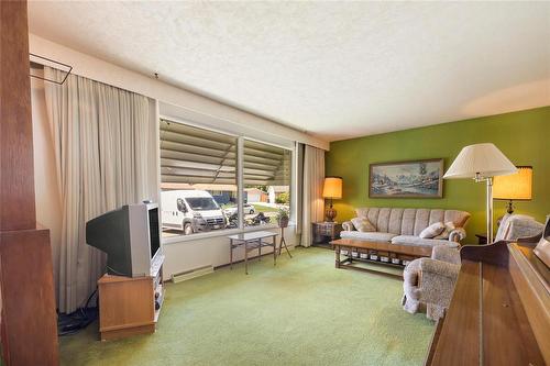 22 Coral Crescent, Winnipeg, MB - Indoor Photo Showing Living Room