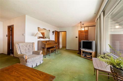 22 Coral Crescent, Winnipeg, MB - Indoor Photo Showing Living Room