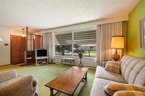 22 Coral Crescent, Winnipeg, MB - Indoor Photo Showing Living Room