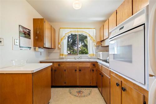 22 Coral Crescent, Winnipeg, MB - Indoor Photo Showing Kitchen