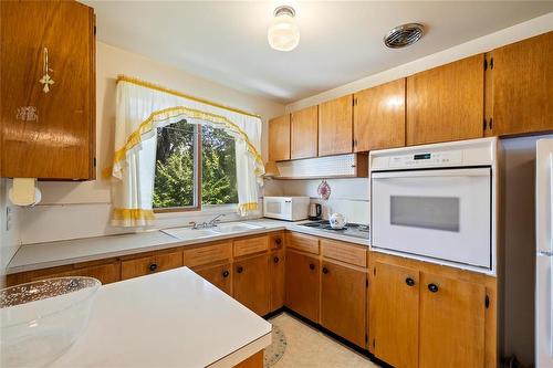 22 Coral Crescent, Winnipeg, MB - Indoor Photo Showing Kitchen