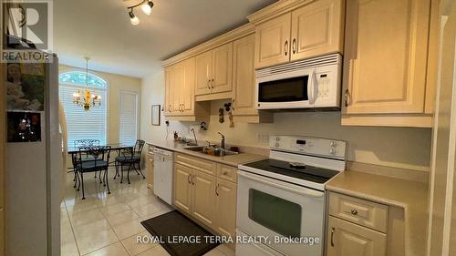 13 - 13 Montebello Terrace, New Tecumseth, ON - Indoor Photo Showing Kitchen With Double Sink