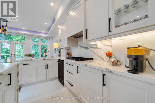 36 Portage Avenue, Richmond Hill, ON - Indoor Photo Showing Kitchen