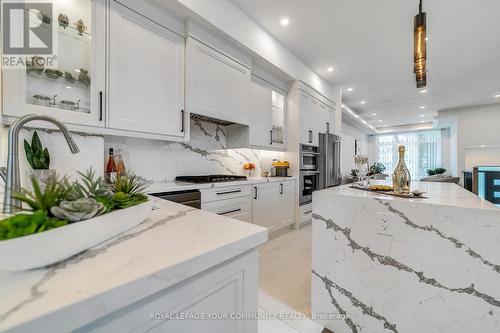 36 Portage Avenue, Richmond Hill, ON - Indoor Photo Showing Kitchen With Upgraded Kitchen