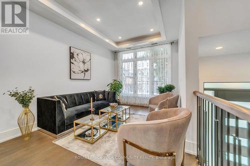 36 Portage Avenue, Richmond Hill, ON - Indoor Photo Showing Living Room