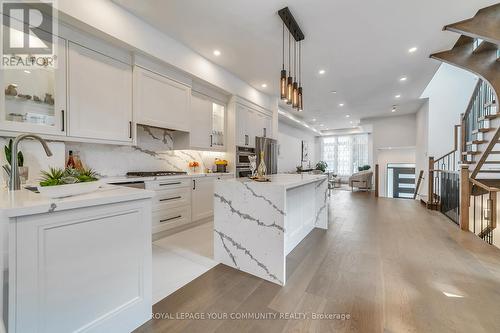 36 Portage Avenue, Richmond Hill, ON - Indoor Photo Showing Kitchen With Upgraded Kitchen