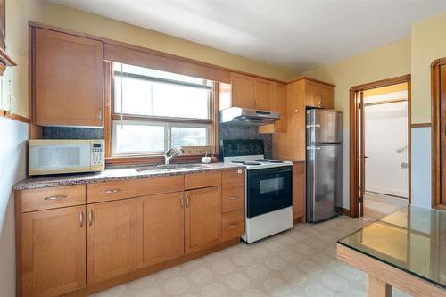 964 Redwood Avenue, Winnipeg, MB - Indoor Photo Showing Kitchen