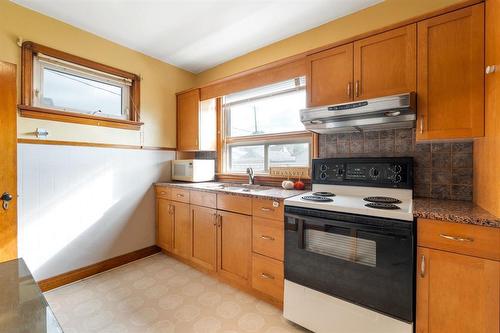 964 Redwood Avenue, Winnipeg, MB - Indoor Photo Showing Kitchen