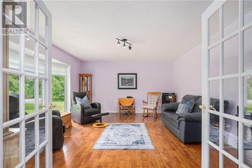 313 Noonan Side Road, Perth, ON - Indoor Photo Showing Living Room