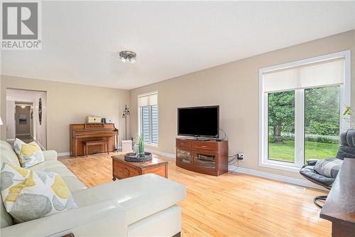 313 Noonan Side Road, Perth, ON - Indoor Photo Showing Living Room