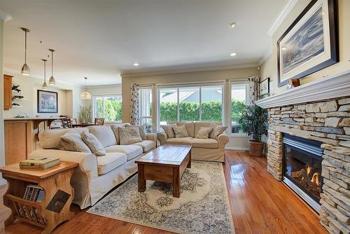 211-665 Cook Road, Kelowna, BC - Indoor Photo Showing Living Room With Fireplace