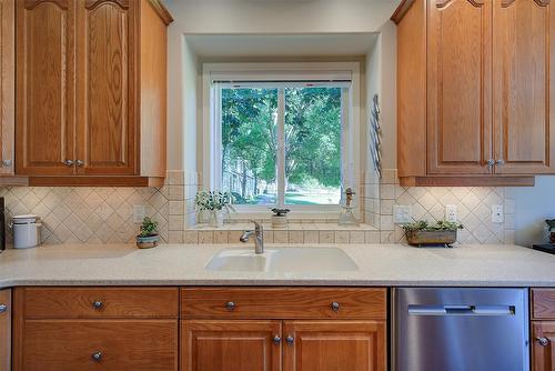 211-665 Cook Road, Kelowna, BC - Indoor Photo Showing Kitchen