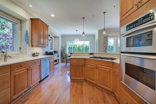 211-665 Cook Road, Kelowna, BC - Indoor Photo Showing Kitchen With Double Sink With Upgraded Kitchen