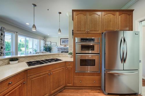 211-665 Cook Road, Kelowna, BC - Indoor Photo Showing Kitchen