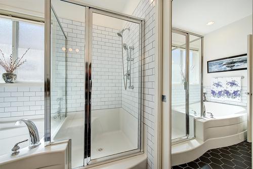 211-665 Cook Road, Kelowna, BC - Indoor Photo Showing Bathroom