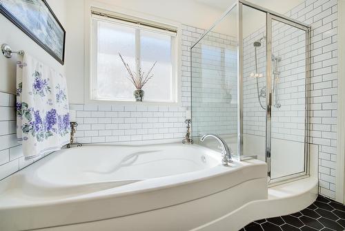 211-665 Cook Road, Kelowna, BC - Indoor Photo Showing Bathroom