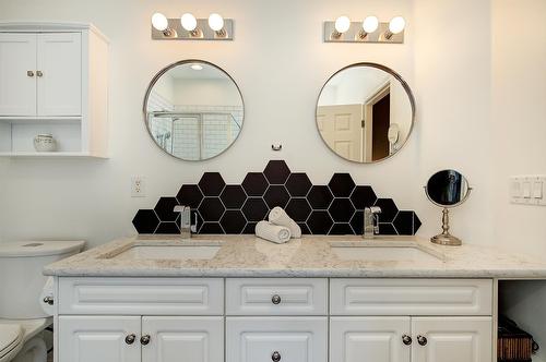 211-665 Cook Road, Kelowna, BC - Indoor Photo Showing Bathroom