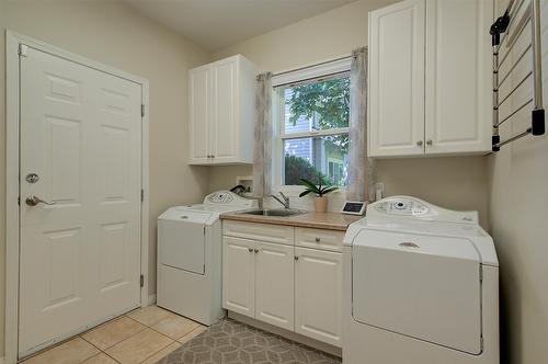 211-665 Cook Road, Kelowna, BC - Indoor Photo Showing Laundry Room