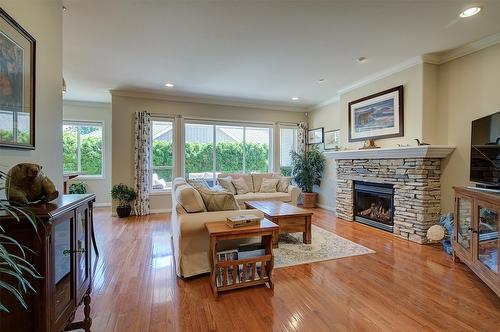 211-665 Cook Road, Kelowna, BC - Indoor Photo Showing Living Room With Fireplace