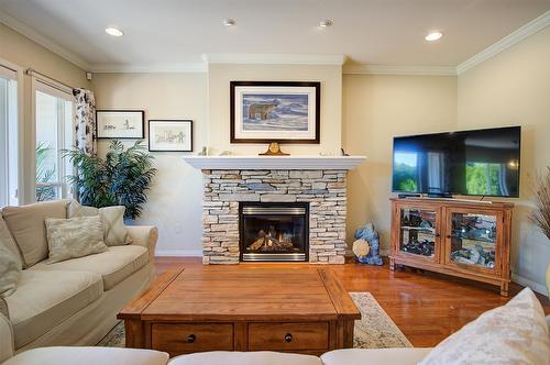 211-665 Cook Road, Kelowna, BC - Indoor Photo Showing Living Room With Fireplace