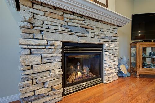 211-665 Cook Road, Kelowna, BC - Indoor Photo Showing Living Room With Fireplace