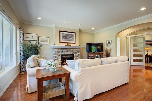 211-665 Cook Road, Kelowna, BC - Indoor Photo Showing Living Room With Fireplace