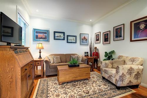 211-665 Cook Road, Kelowna, BC - Indoor Photo Showing Living Room