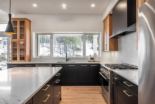 10255 Beacon Hill Drive, Lake Country, BC - Indoor Photo Showing Kitchen With Upgraded Kitchen