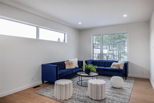 10255 Beacon Hill Drive, Lake Country, BC - Indoor Photo Showing Living Room