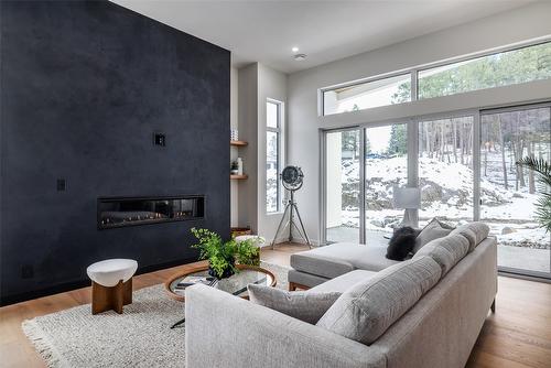 10255 Beacon Hill Drive, Lake Country, BC - Indoor Photo Showing Living Room With Fireplace