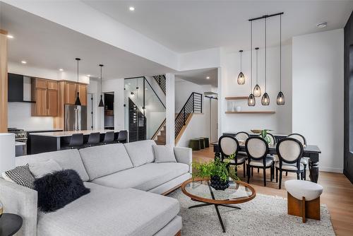 10255 Beacon Hill Drive, Lake Country, BC - Indoor Photo Showing Living Room