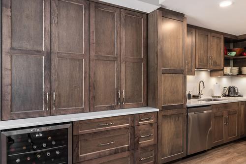 202-529 Truswell Road, Kelowna, BC - Indoor Photo Showing Kitchen