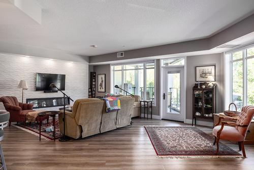 202-529 Truswell Road, Kelowna, BC - Indoor Photo Showing Living Room