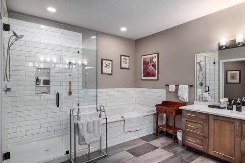 202-529 Truswell Road, Kelowna, BC - Indoor Photo Showing Bathroom