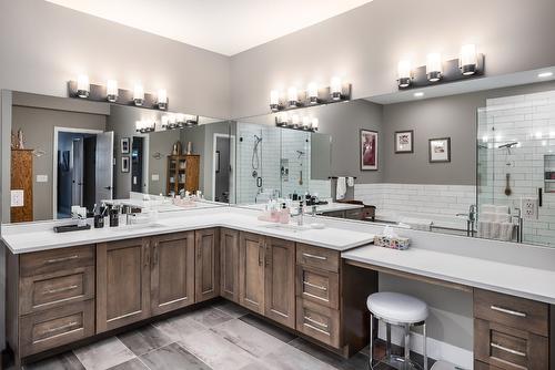 202-529 Truswell Road, Kelowna, BC - Indoor Photo Showing Bathroom