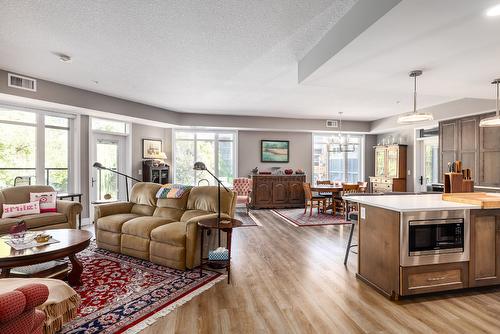 202-529 Truswell Road, Kelowna, BC - Indoor Photo Showing Living Room